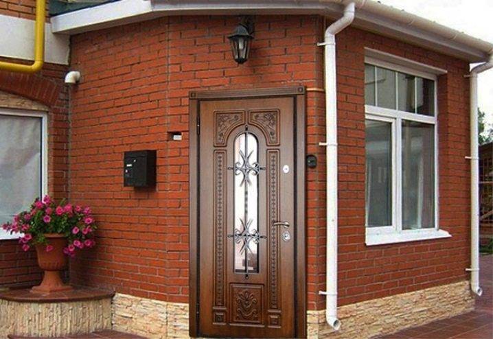 Металлические утепленные входные двери: особенности утеплителя и конструкции