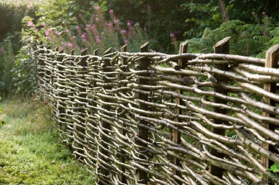 Декоративный плетеный забор своими руками :: syl.ru