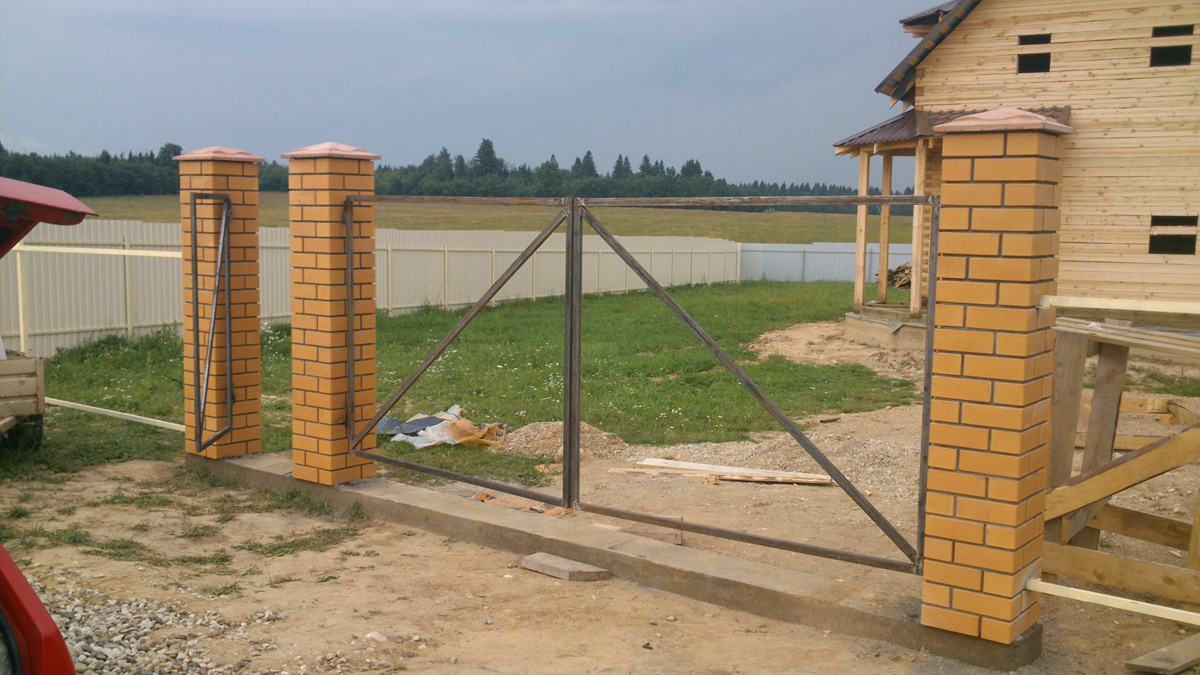Схема установки закладных для распашных ворот забор с кирпичными столбами