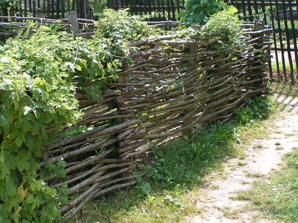 Деревянный плетеный забор из досок — самостоятельно и пошагово