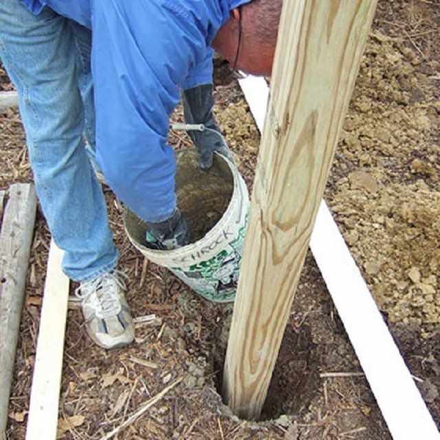 Как правильно установить деревянные столбы для забора: порядок работ