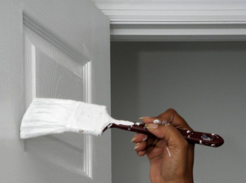 Как покрасить межкомнатные двери – деревянные, из дсп, покрытые лаком или пленкой – своими руками?