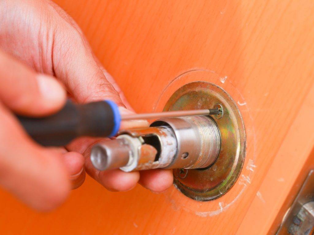 Как правильно разобрать дверную ручку