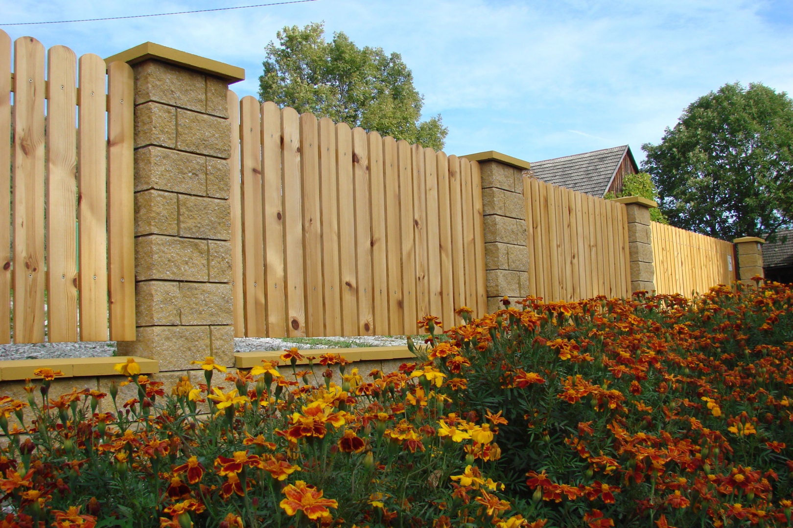 Деревянный забор для дачи: пошаговое руководство по возведению ограждения из дерева своими руками для защиты участка