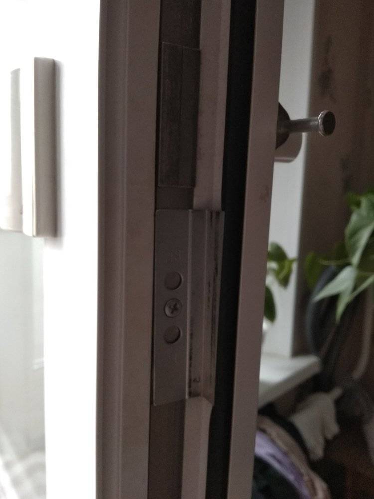 Защелка для балконной двери из пластика, установка магнитного фиксатора.