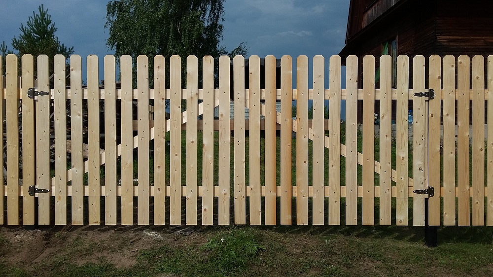 Чем покрыть деревянный забор для долговечности - дизайн и ремонт
