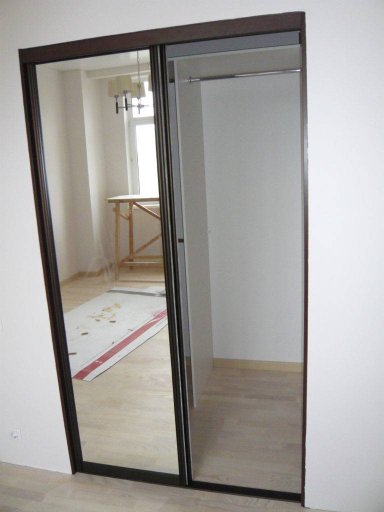 Зеркало на входной двери: плюсы, минусы, реализация | домфронт