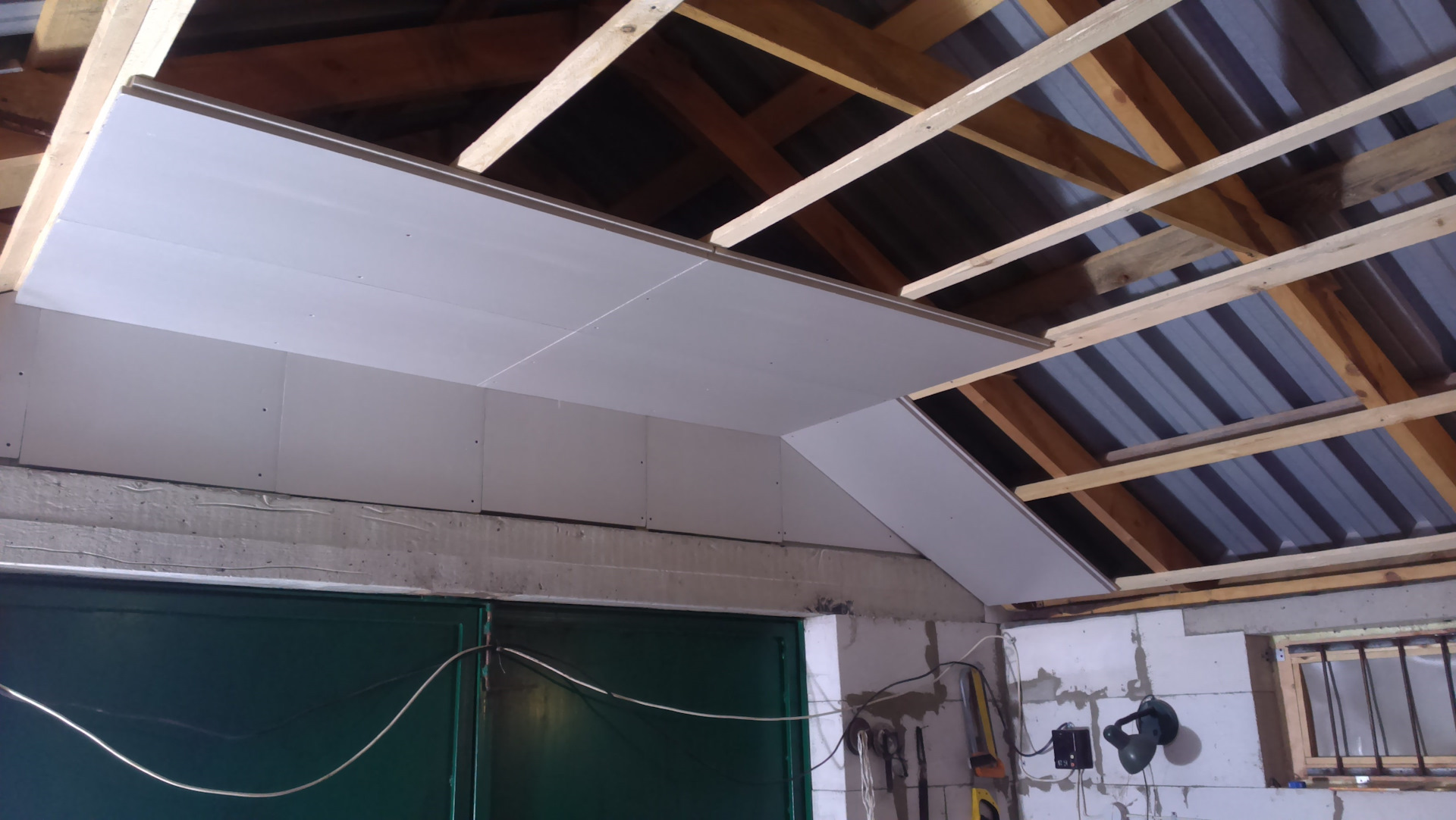 Из чего можно сделать крышу гаража: варианты перекрытий, утепления и отделки