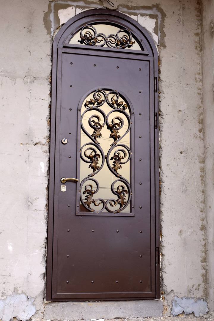 Входная дверь в частный дом со стеклом