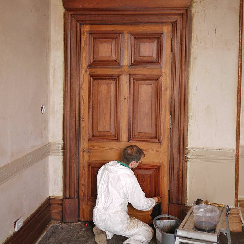 Реставрация дверей из шпона при повреждениях различного характера