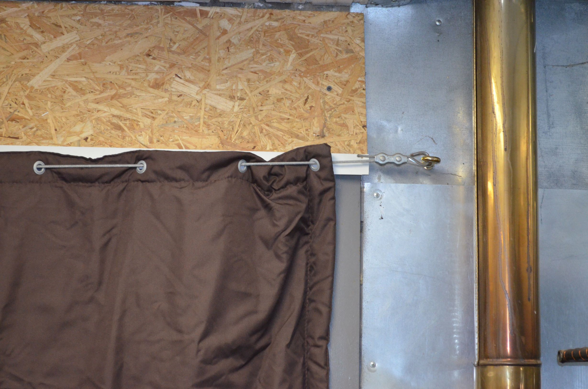 Как выбрать и повесить брезентовые шторы на ворота в гараже