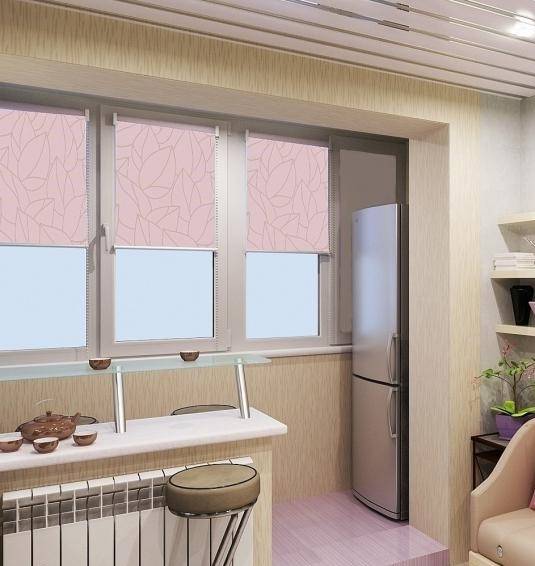 Шторы на балкон, на окно с балконной дверью в гостиной и спальне: римские и тюлевые занавески, идеи дизайна на 6 метров
 - 27 фото