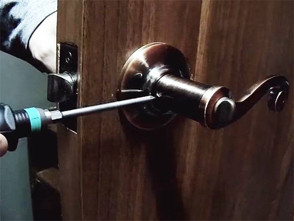Простые способы снять ручку с межкомнатной двери?