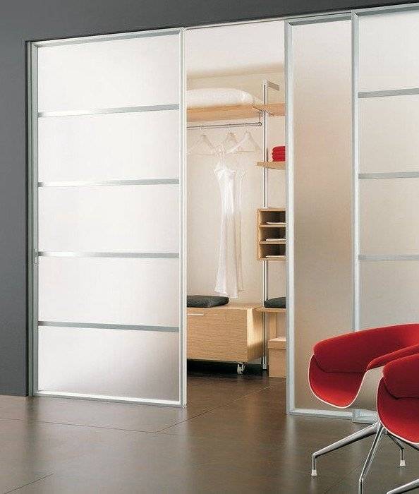 Практичные сдвижные двери для установки в гардеробной