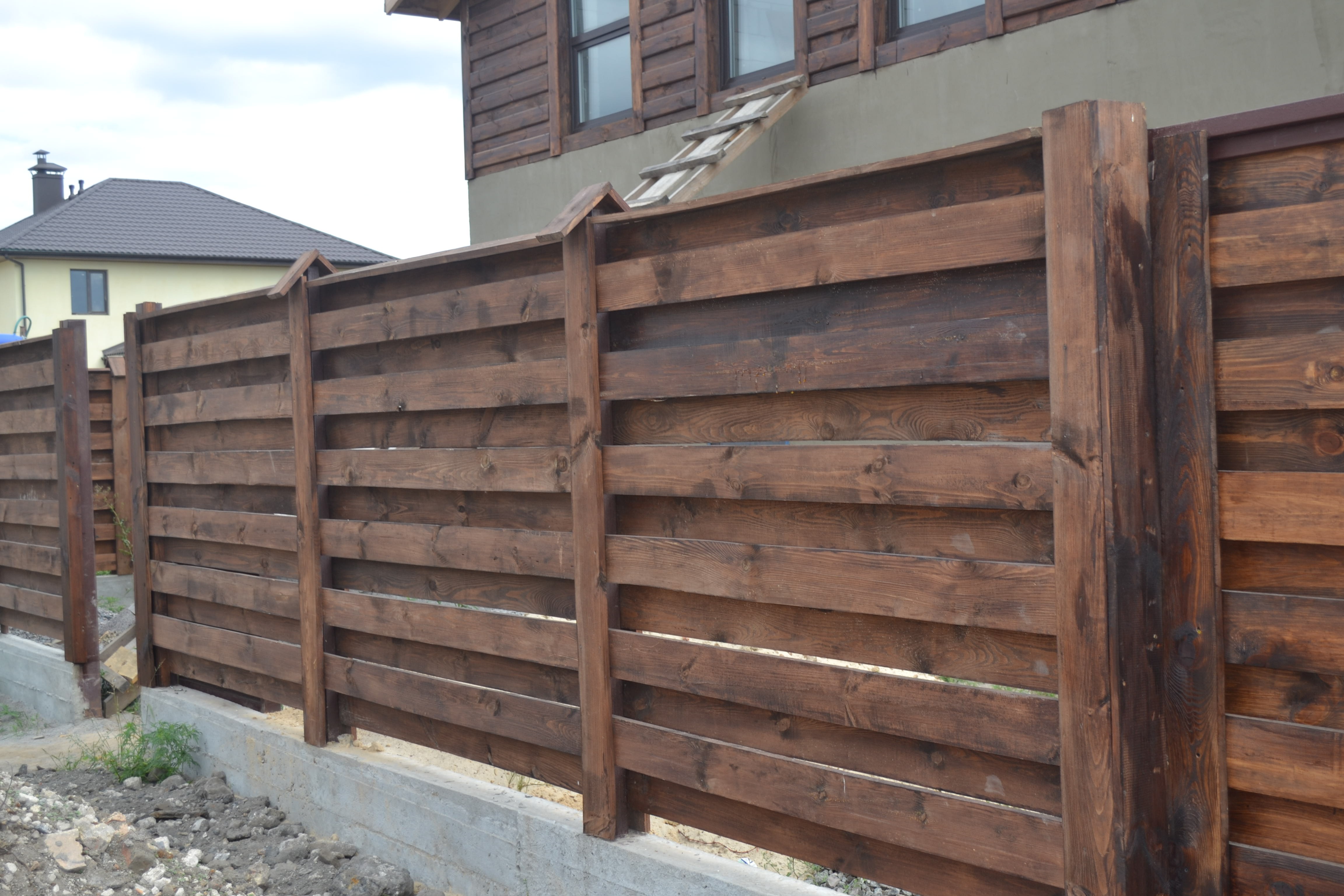 Деревянный забор на металлическом каркасе своими руками