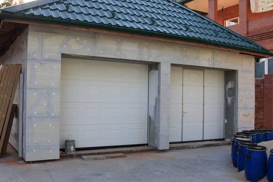 Отделка внутри гаража профнастилом. как можно своими руками обшить гараж профлистом снаружи, пошаговая инструкция | интерьер и декор