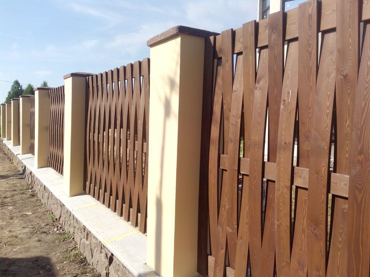 Забор: основные виды, из дерева, кирпича, профлиста, пластика, рабицы, бетона. инструкции по возведению своими руками (105+ фото & видео) +отзывы