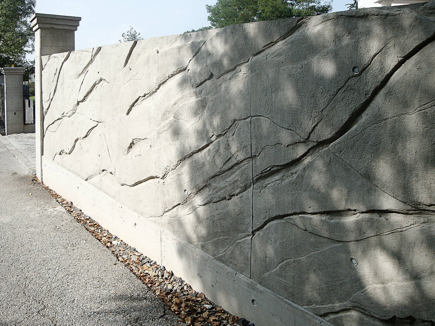 Забор из камня (58 фото): каменная ограда в сетке, варианты из декоративного камня и бута