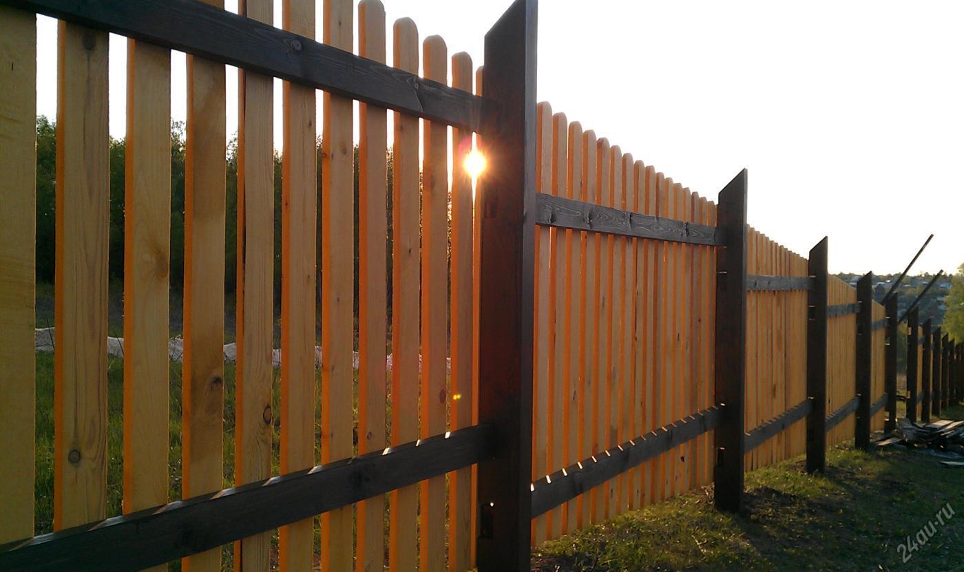 Деревянный забор на металлических столбах: делаем забор своими руками с фото инструкциями