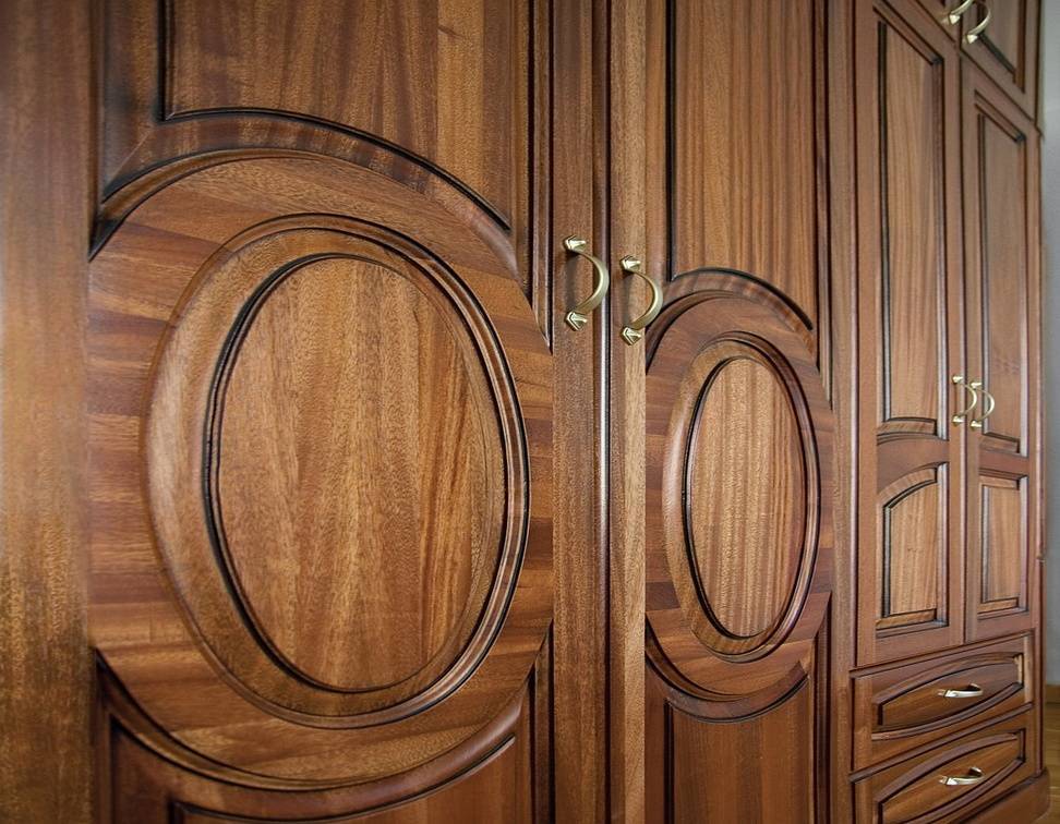 Из каких пород древесины возможно производство дверей из массива