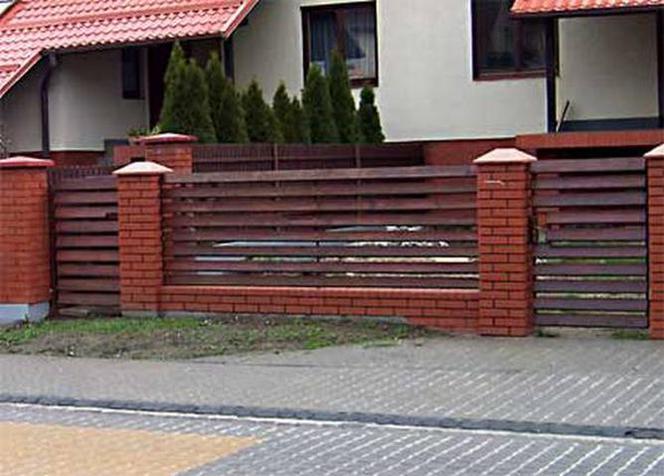 Забор из кирпича: желтого, белого, облицовочного – плюсы и минусы материалов