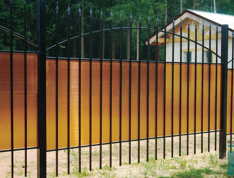 Забор из поликарбоната: особенности выбора материала и монтаж