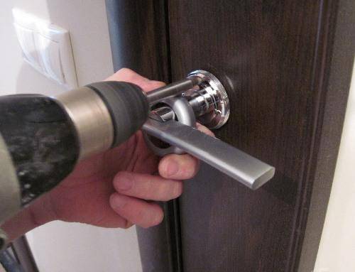 Как снять дверную ручку с межкомнатных или входных дверей