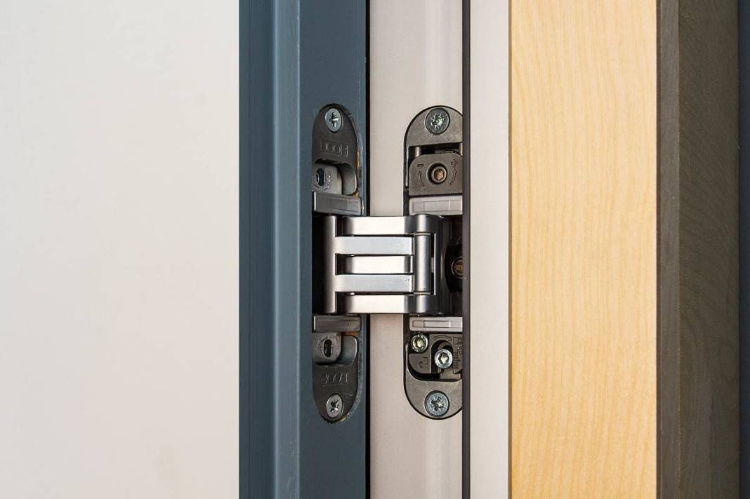 Скрытые петли для межкомнатных дверей, врезка в 2 типа полотен и регулировка.