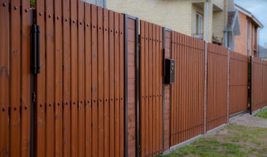Как сделать забор с откатными воротами из лиственничного планкена своими руками