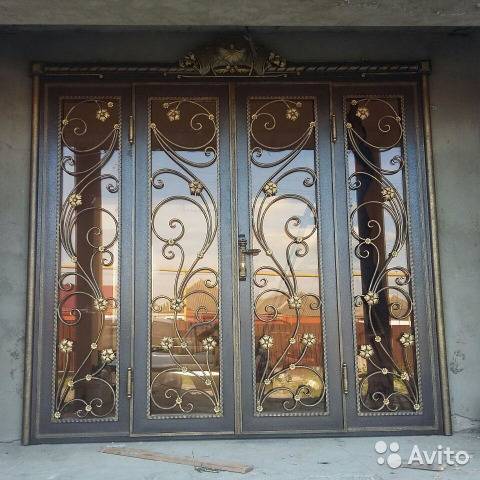 Кованые двери, фото разных видов: входные, со стеклом, с металлическими элементами и решетками, для частных домов и квартир, художественная и холодная ковка