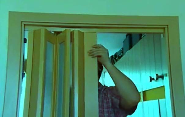 Как правильно установить дверь-гармошку: видео