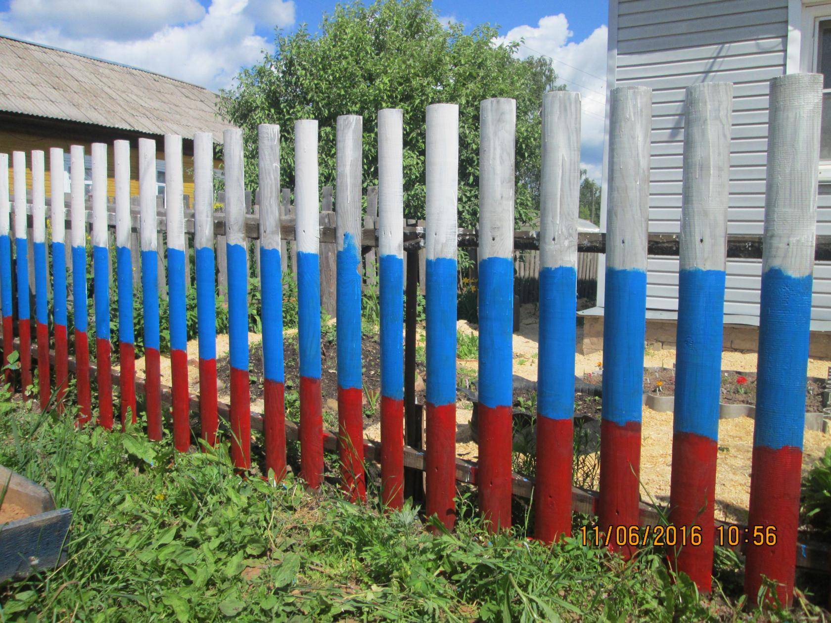 Чем можно дешево и красиво покрасить деревянный забор, чтобы хватило надолго, как его украсить своими руками