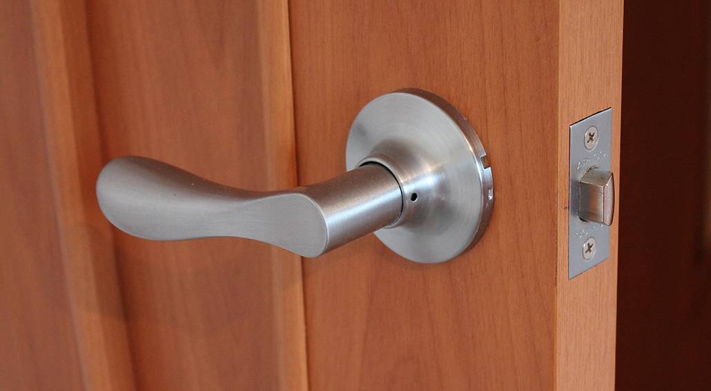 Как закрепить ручку на входной металлической двери?