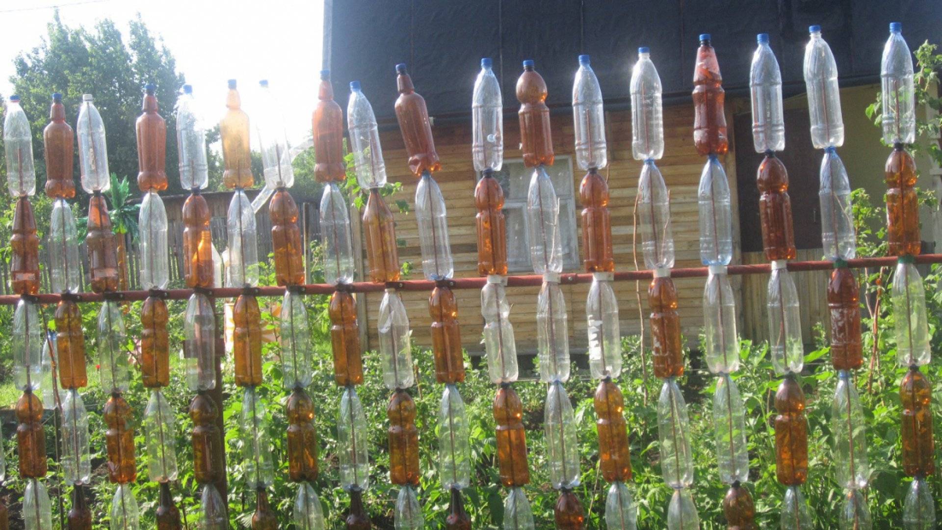 А вы знаете, как сделать забор из пластиковых бутылок или крышек?