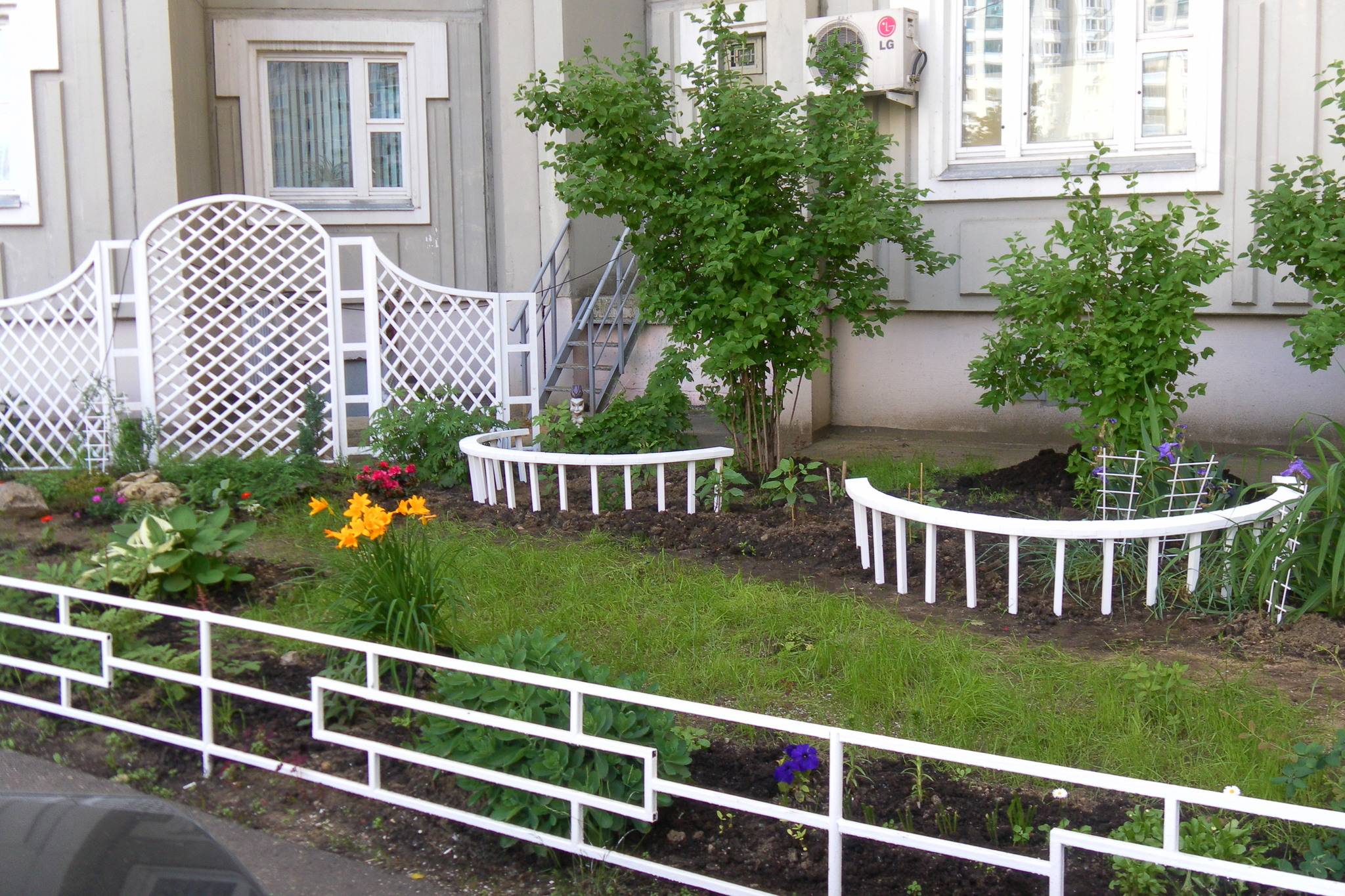 Декоративный заборчик для клумб и сада из подручных материалов на даче
 - 21 фото