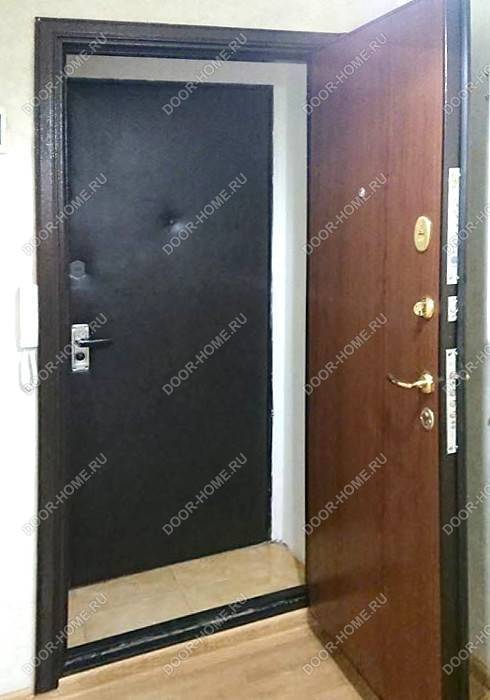 Входная дверь со стеклом для частного дома — примеры оформления