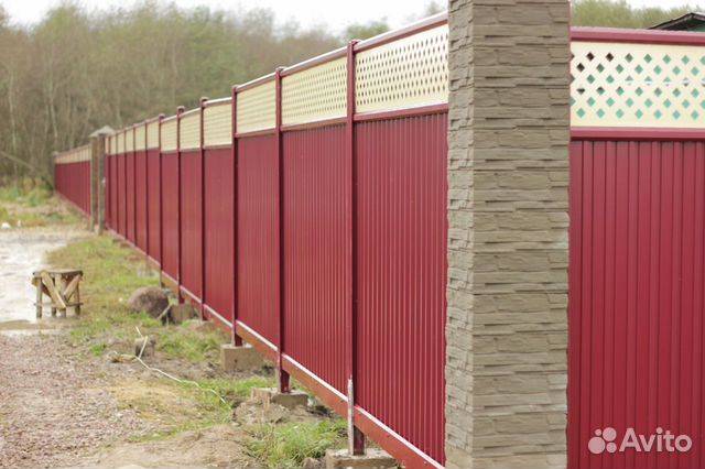 Красный забор: советы эксперта, как выбрать дизайн, оформить и правильно сочетать по цвету с крышей дома или фасадом стен