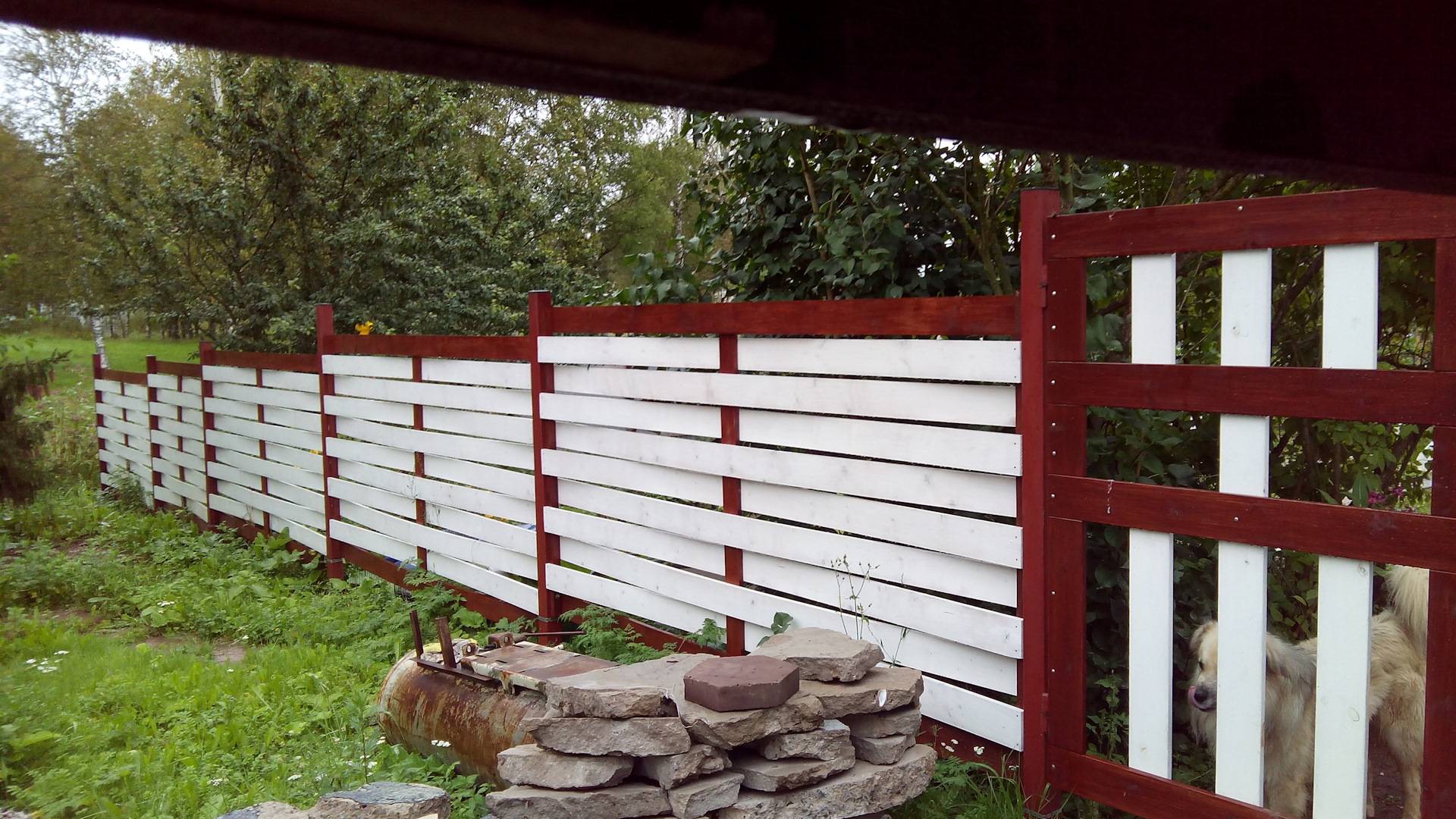 Плетеный забор из досок своими руками: горизонтальный и вертикальный, пошаговая инструкция установки