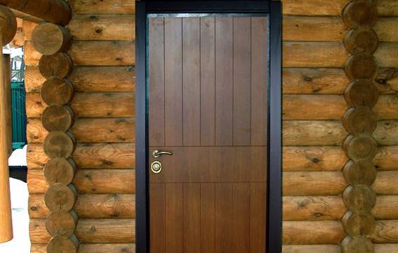 Металлические и деревянные утепленные двери для загородного дома