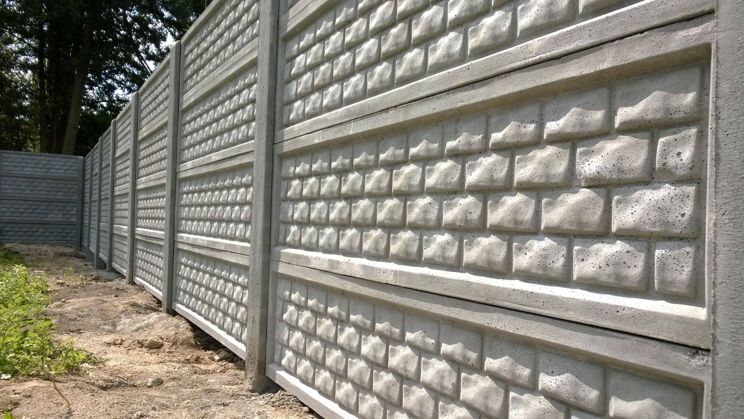 Заборы для частного дома из бетона: как установить бетонные панели?