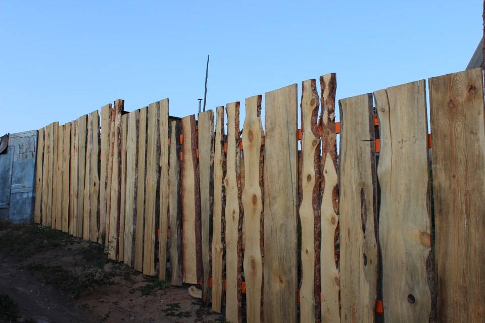 Забор из необрезной доски - неожиданная эстетика от материала второго сорта