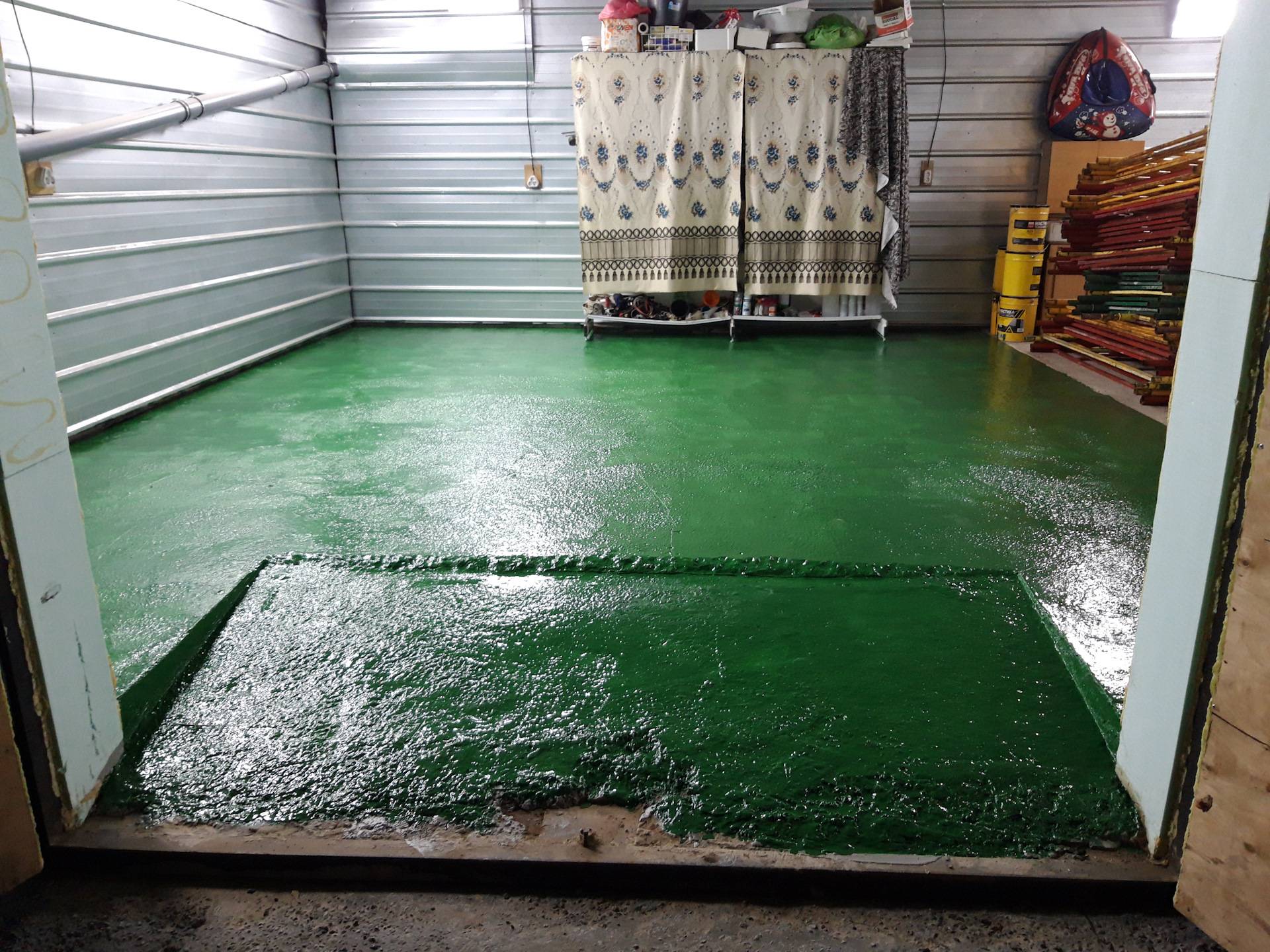 Чем покрасить бетонный пол в гараже: краски, грунтовки, технология нанесения