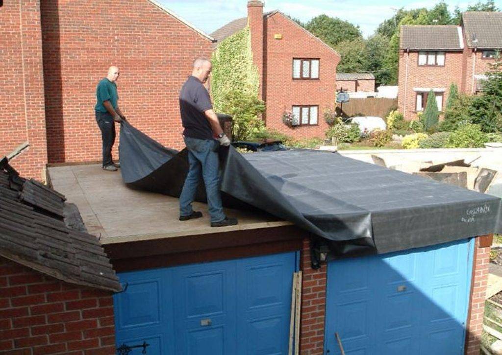 Перекрываем крышу гаража своими руками: подбор дешевых материалов и технология монтажа. чем лучше покрыть крышу гаража