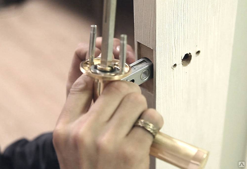Как починить дверную ручку своими силами в зависимости от вида замка