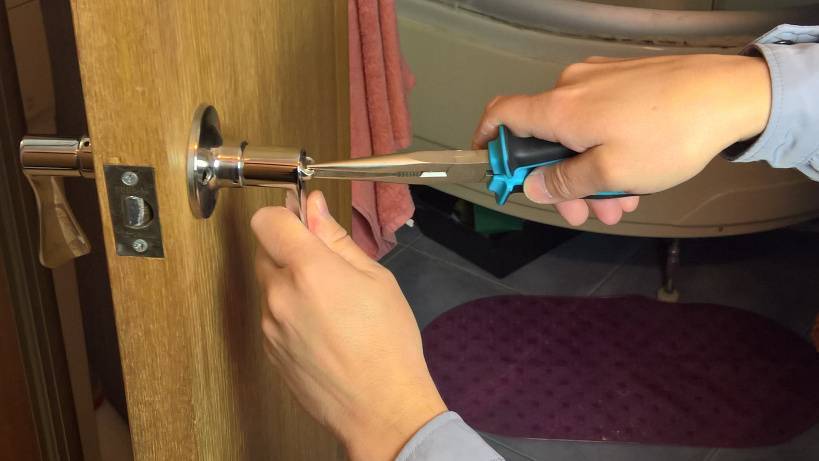Как отремонтировать дверные ручки своими руками