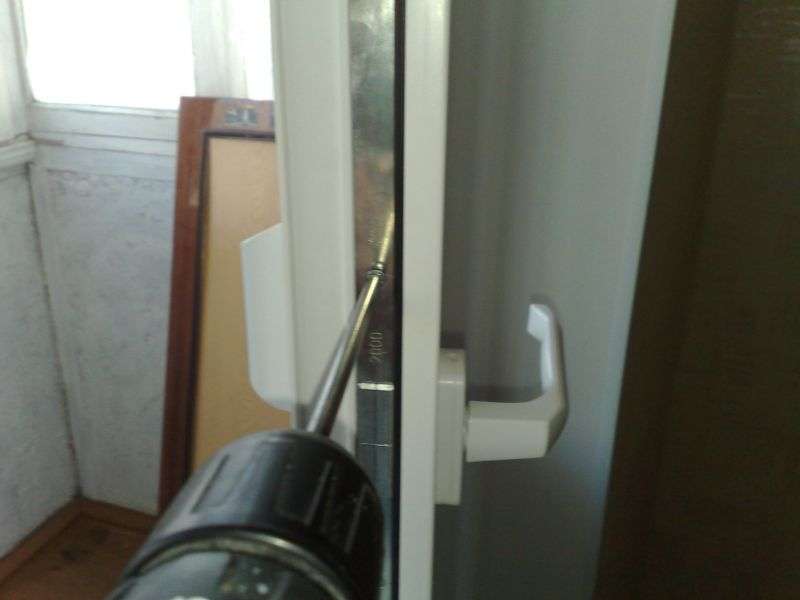 Механизм закрытия балконных дверей