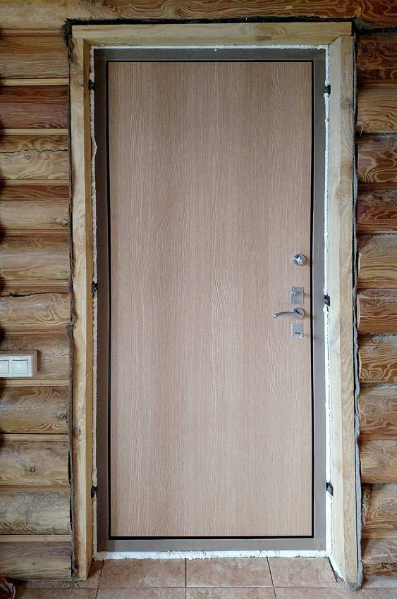 Установка входных и межкомнатных дверей в деревянных домах