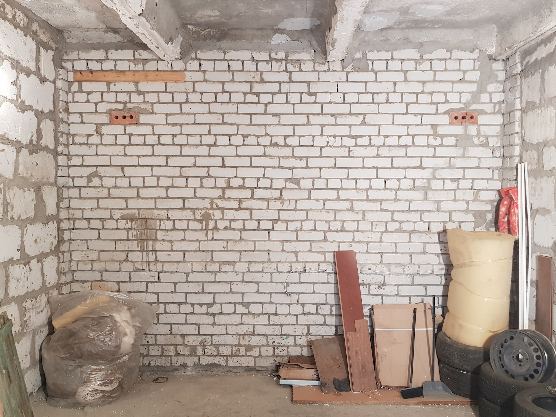 Штукатурка стен в гараже своими руками: с неровными стенами, без отопления