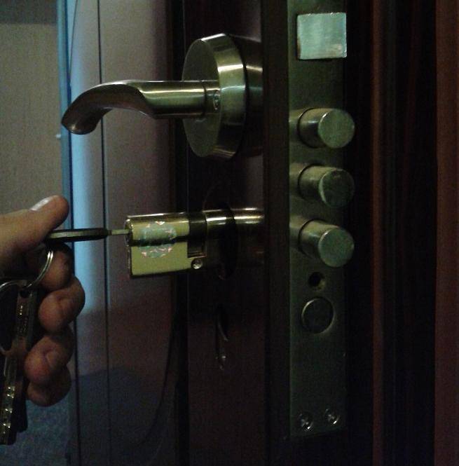 Замена дверного замка металлической двери - поменять в квартире
