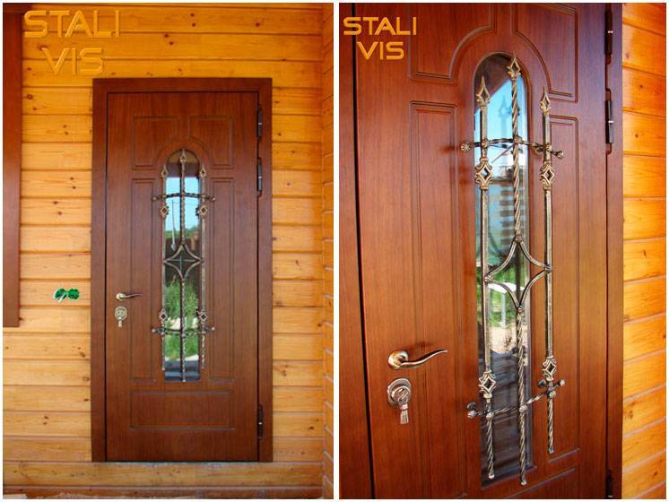 Особенности установки входной двери в проем деревянного дома